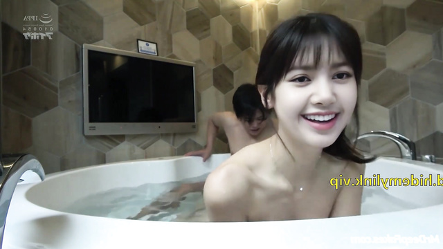 Naked Lisa (BLACKPINK) in the bath with a man (딥러닝 프로그램 리사)