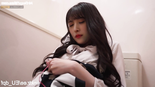 Adult Mina plays with a sex toy while sitting on the toilet 미나 딥페이크 섹스