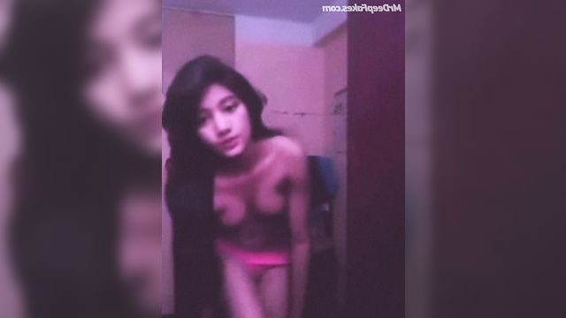 Half-naked beauty Notnot8 in pink panties on webcam