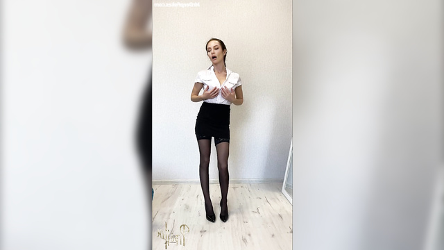 Angelina Jolie danced a sexy striptease - She's naked