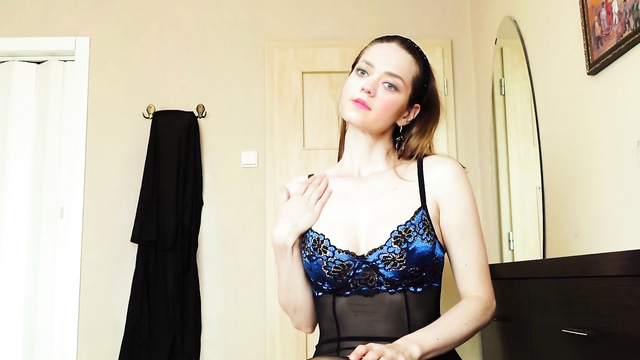 Voluptuous babe in sexy lingerie seduces fans - Maisie Williams (fake)