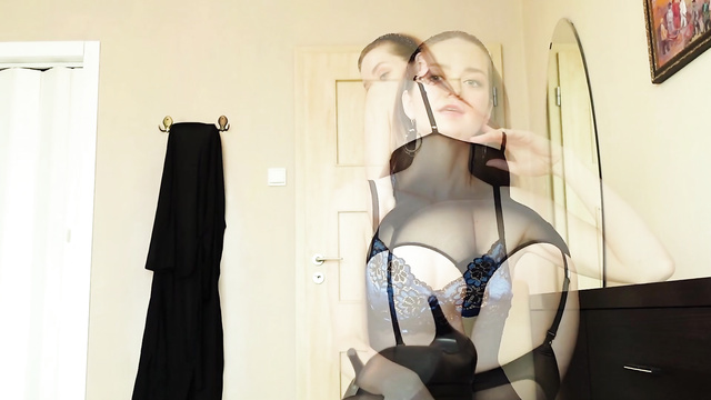 Voluptuous babe in sexy lingerie seduces fans - Maisie Williams (fake)