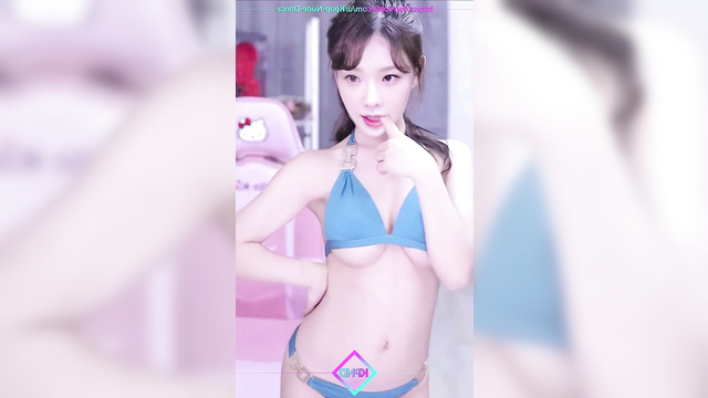 SNSD (소녀시대) / Webcam dancing show with horny teen Taeyeon 태연 딥페이크